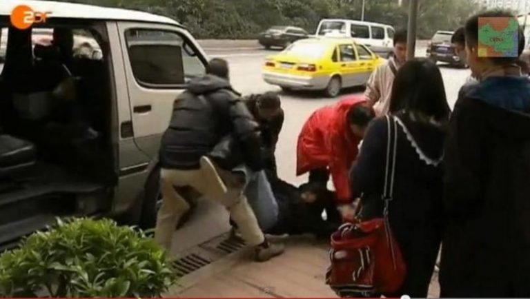 支持南周學生被抬上車 伊能靜被喝茶（視頻）