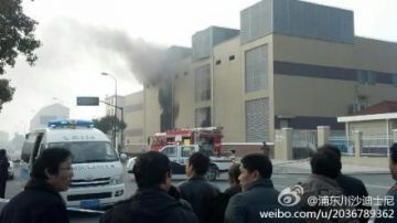 上海浦东大型变电站爆炸 浓烟滚滚