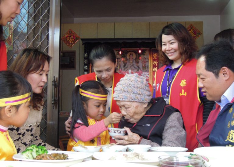 9旬阿嬤  30年首次吃團圓飯