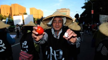 劳团游行丢番茄  警：依法究责