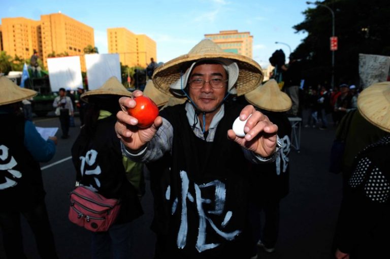勞團遊行丟番茄  警：依法究責