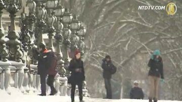 英国大雪3千学校关闭 航班中断