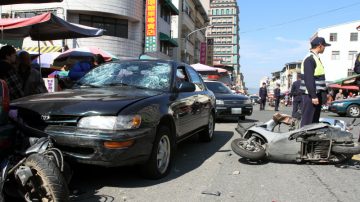 疑油門當煞車  老翁連撞6機車