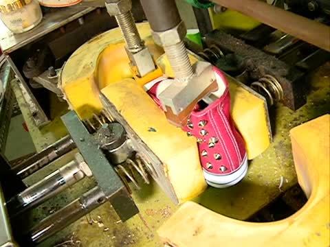 堅持純MIT製鞋廠 一雙鞋養活500人