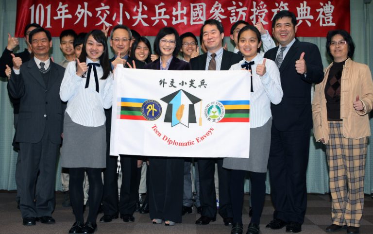 外交小尖兵出訪 臉書上傳動態