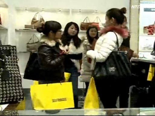 中國消費者海外狂購奢侈品 引關注