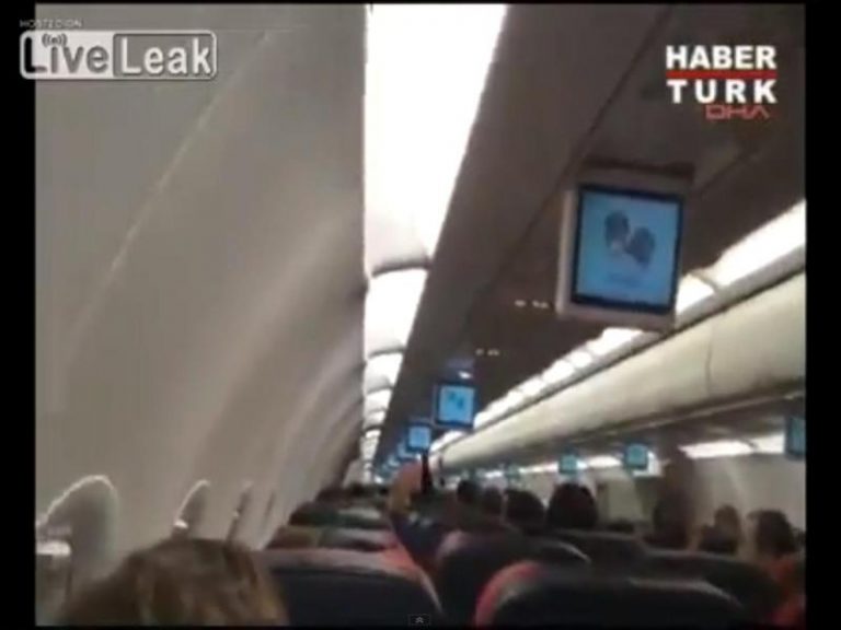 土航飛機遭雷擊 無人受傷(視頻)