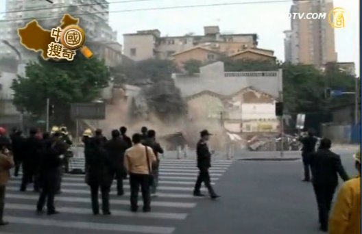 【中國搜奇】廣州鬧市現深坑浙江摩托手幸逃命