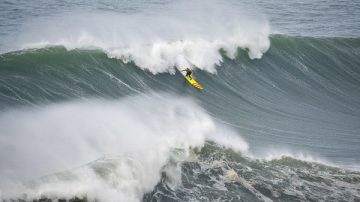 美衝浪者征服30米巨浪 破世界記錄