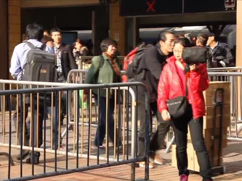 矛盾加劇 八成港人責打擊水客不力