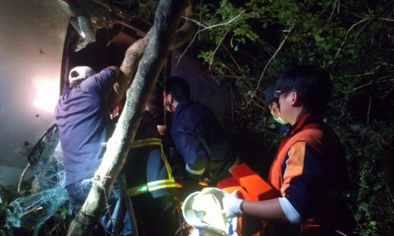 墾丁1轎車衝入樹叢  2人死亡