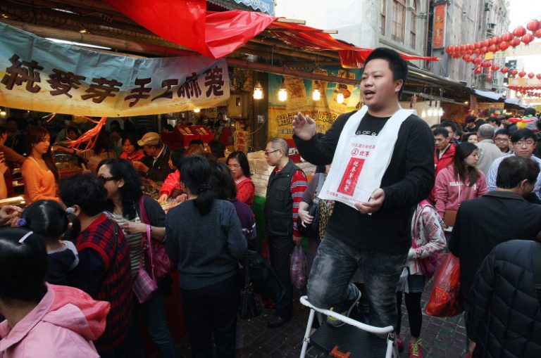 正妹型男叫賣  迪化街衝買氣