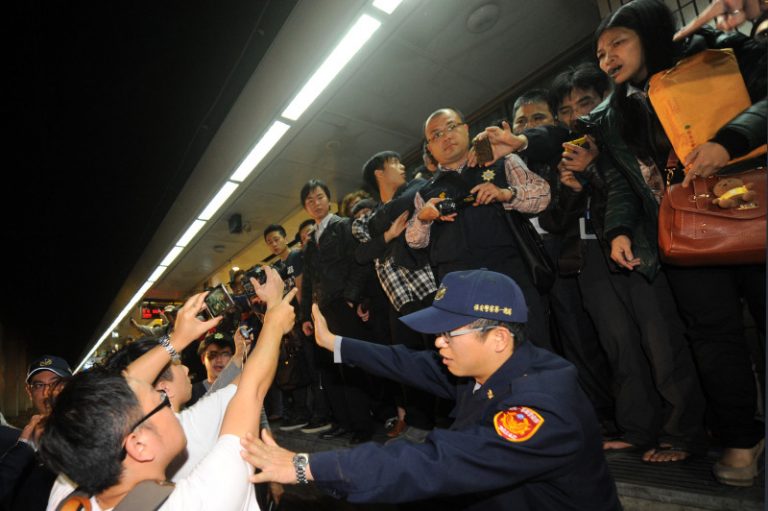 關廠勞工不滿  下月台攔列車