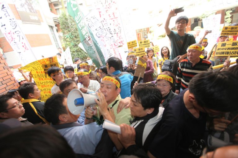 台南鐵路地下化論壇  場外火爆