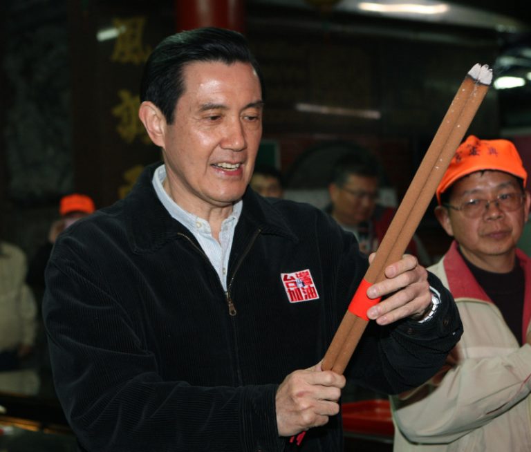 馬英九發福袋  民眾排長龍討吉利