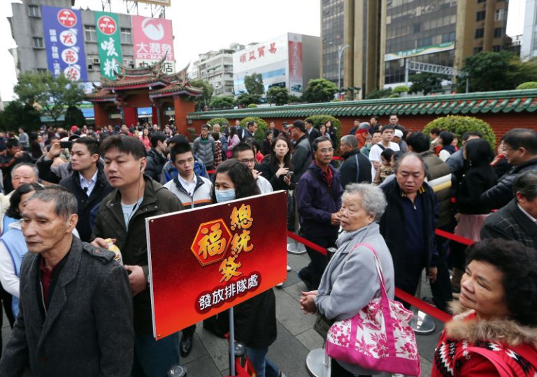 馬英九參拜行天宮  發福袋搶手