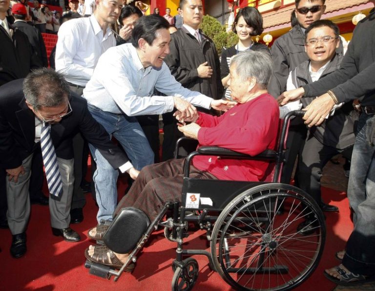 台南發福袋  馬英九人氣旺