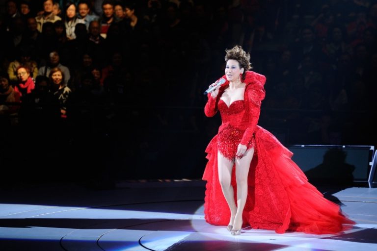 甄妮壓軸演出賀60大壽 金嗓美名留