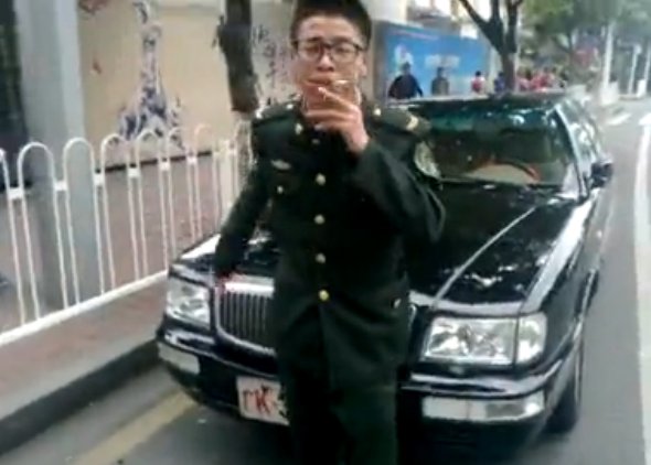 軍車用來拉老婆的嗎？粵老人街頭斥军人視頻火爆