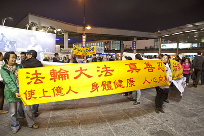 中共惡徒再逞兇‭ ‬港法輪功促警法辦