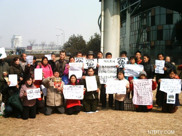 兩會期間訪民在北京南站打橫幅