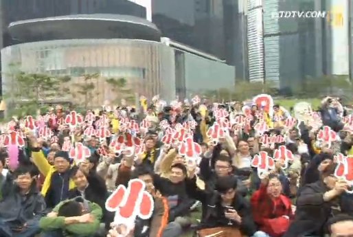 兩千港人打小人 抗議預算案