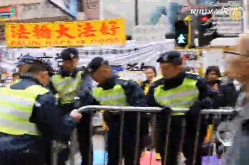 關愛協會阻撓法輪功升級 港民抗議