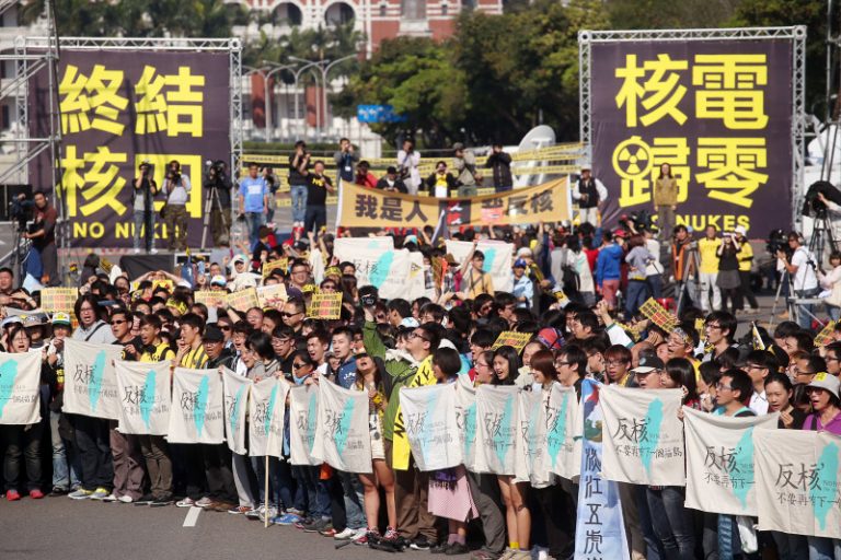 堅定反核 千人凱道升反核旗
