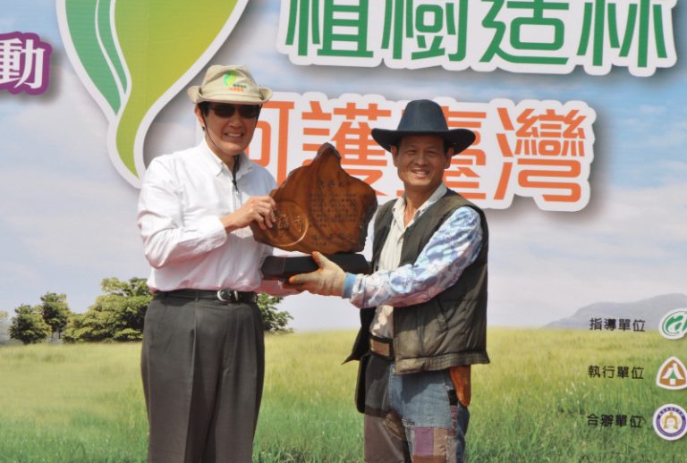 森情大使賴倍元 買山種樹還林