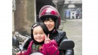 母坚持不懈按摩5年 脑瘫女儿成活泼女童