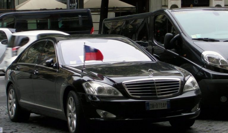 義國禮遇  馬總統車隊國旗飄揚
