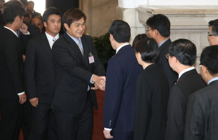 國手穿西裝 與馬總統親切互動