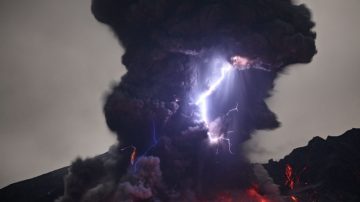 火山爆發+閃電 大自然的力與美(1)（視頻）