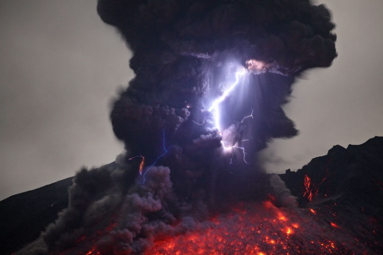 火山爆發+閃電 大自然的力與美(1)（視頻）