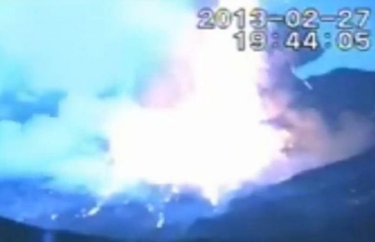 火山爆發+閃電 大自然的力與美(2)（視頻）