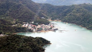 空勤直升机  飞中部山区勘灾