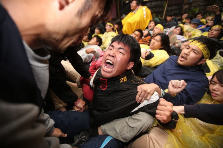 居民肉身擋拆  華光違建爆衝突