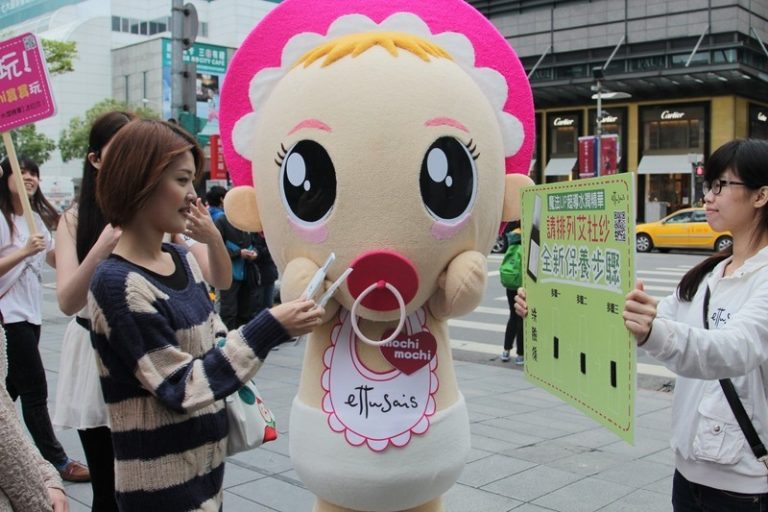 mochi寶寶信義商圈大失控 學生導演創意保養品廣告