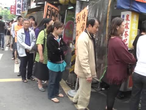 清明节前民众大排长龙买春卷