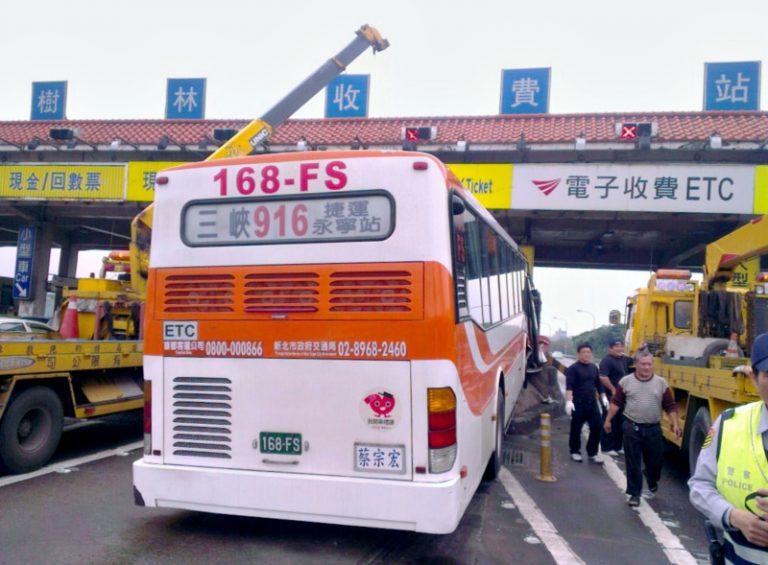 公車撞收費站  6乘客傷