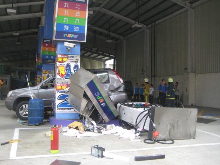 車疑暴衝  加油站1人傷