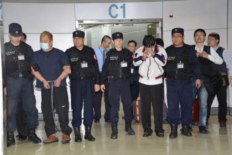 炸彈案嫌押回  入境上腳鐐
