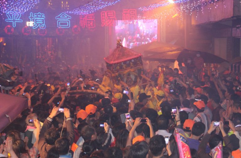媽祖起駕進香 萬人擠爆白沙屯