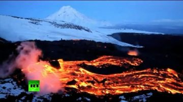 俄火山 熾熱岩漿沿山坡緩緩流下（視頻）