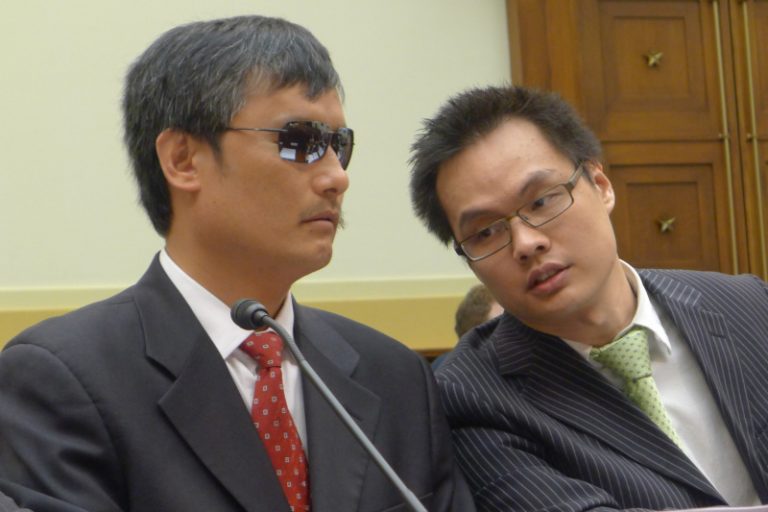 陳光誠提周永康等44官黑名單 家人遭瘋狂報復