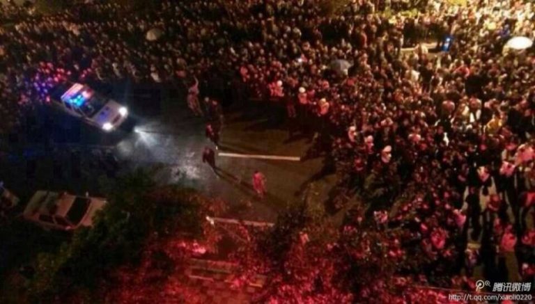 雅安災區餐館乘機漲價惹民憤 遭數千人圍攻打砸（組圖）