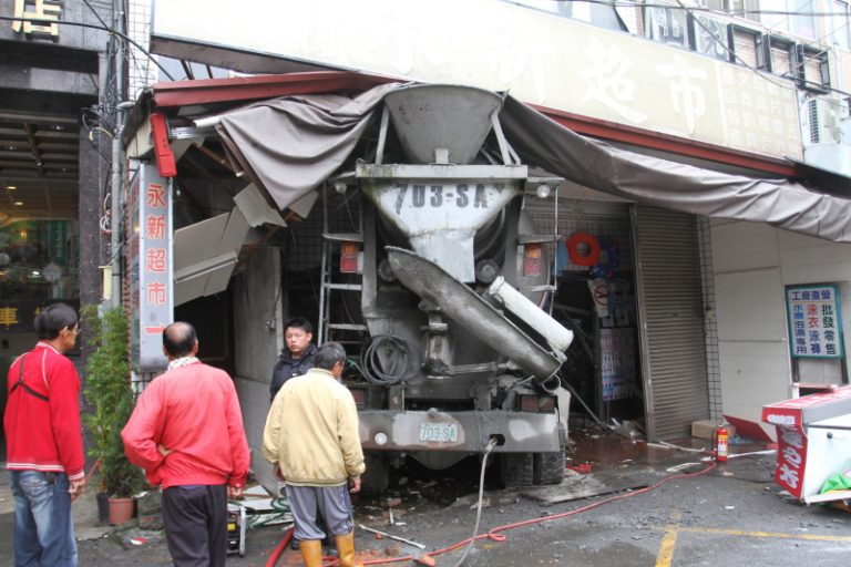 混凝土車撞店家  駕駛困5小時