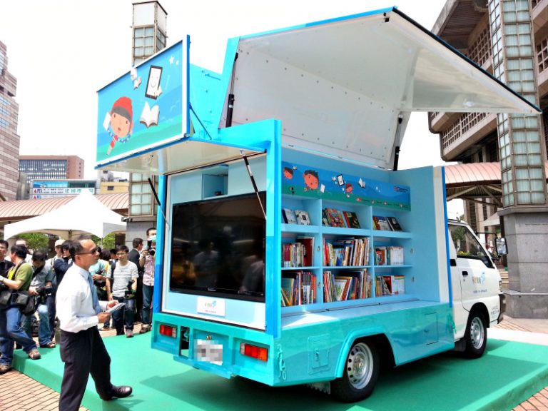 中華車攜鴻海  合體數位書車