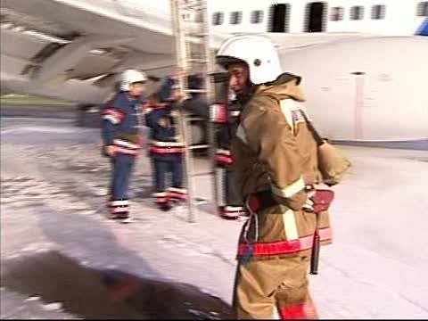 莫斯科機場一架客機起落架起火