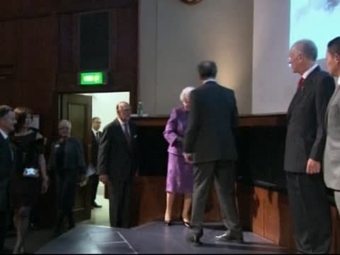 英慶祝征服珠峰60年 女王接見登峰先驅後人